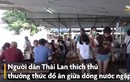 Nước tràn ngập nhà hàng người Thái vẫn ngồi ăn vui vẻ