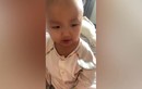 Video: Hình ảnh em bé đáng yêu đang ăn bỗng lăn ra ngủ say