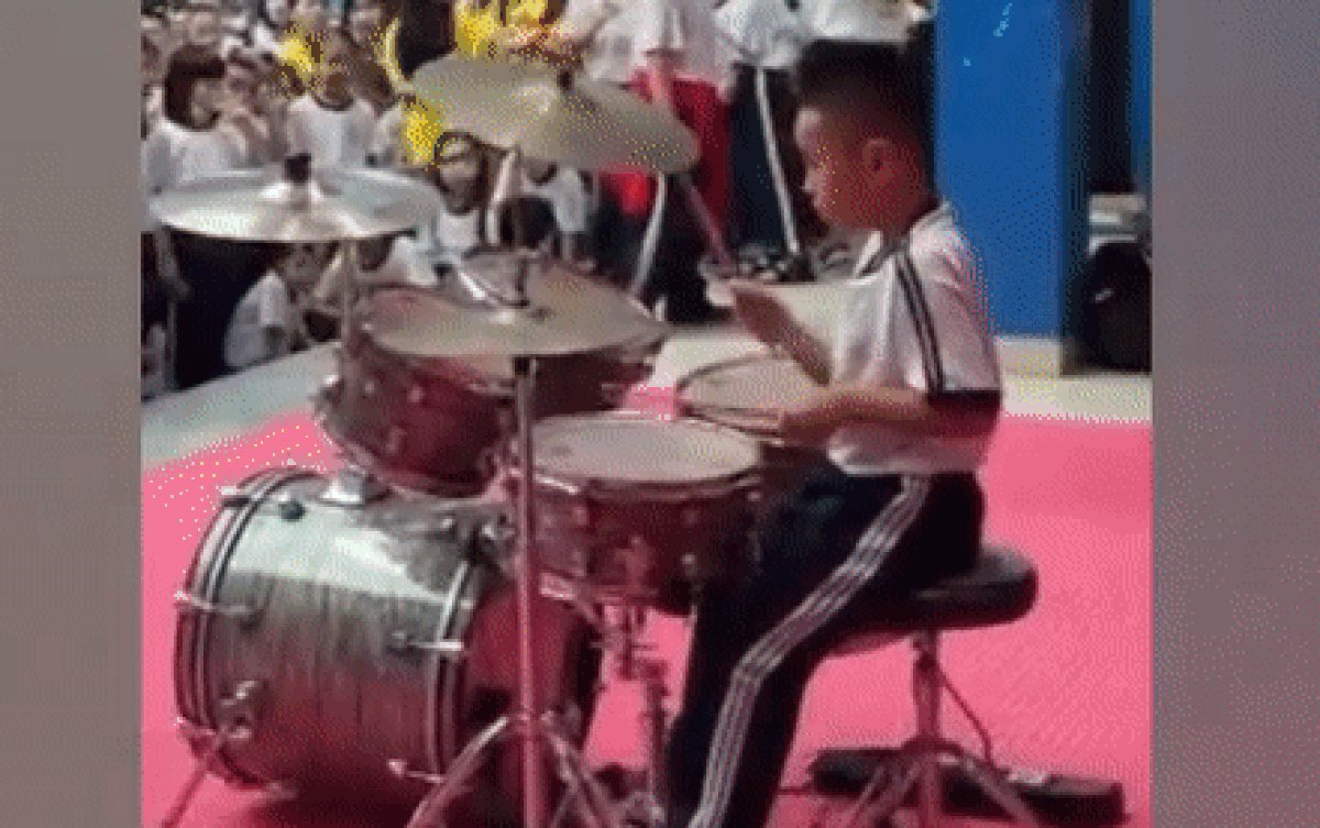 Bé trai chơi trống band cực chuyên nghiệp, khuấy động cả sân trường 