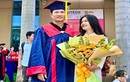 Cô gái cởi áo cử nhân mặc cho anh trai trong lễ tốt nghiệp 