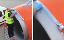 Vì sao cánh máy bay thường bị dán 'băng dính' chằng chịt?