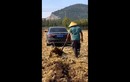 Clip: Người nông dân “chơi lớn” mang ô tô Mercedes-Benz đi cày ruộng 