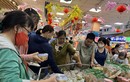 Chợ họp xuyên đêm, khách 'tràn' vào siêu thị từ mờ sáng 28 Tết 