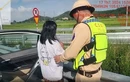 Cảnh sát giao thông đưa một phụ nữ tâm thần về nơi an toàn