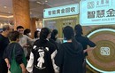 Tận thấy máy ATM nhả vàng thu hút cả nghìn người xếp hàng 