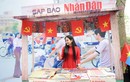 Giới trẻ hào hứng xếp hàng nhận ấn phẩm đặc biệt Báo Nhân Dân