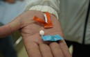 Lâm Đồng: 30 học sinh nhập viện do ăn kẹo lạ trước cổng trường