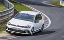 Volkswagen giá rẻ cho BMW M4 "hít khói" trên đường đua