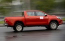 Cầm lái bán tải Toyota Hilux 2016 giá từ 697 triệu tại VN