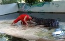 Nghệ sĩ xiếc Thái Lan bị cá sấu ngoạm đầu khi đang biểu diễn