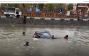 Ôtô chìm dần dưới sông, người dân lao xuống cứu