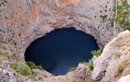 Tuyệt đẹp hồ nước trong hố tử thần khổng lồ