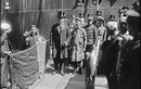 Cảnh người Pháp đón tiếp vua Khải Định năm 1922