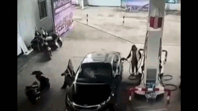 Video: Vừa trộm túi xách, nam thanh niên lao thắng vào tường