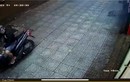 Cô gái tung cước, đạp ngã tên trộm xe máy ở TP.HCM 