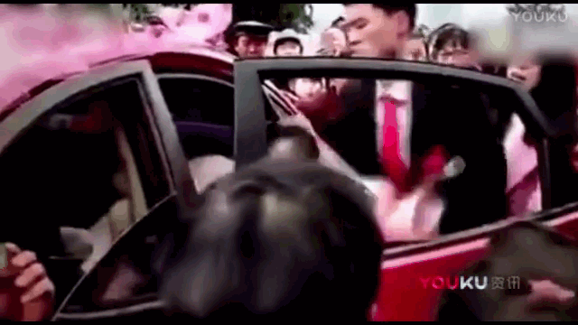 Video Phát hiện bị “cắm sừng”, chú rể lôi tuột cô dâu ra khỏi xe hoa