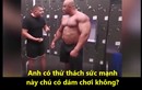 Video: Lực sĩ cũng bó tay với thử thách bóc miếng dán sau lưng