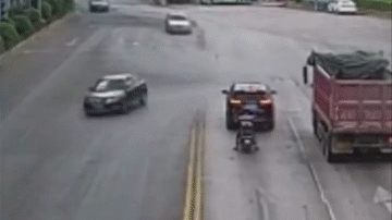 Video: Ô tô mất lái tông trúng người đàn ông dừng chờ đèn đỏ 