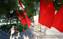 Du khách đổ về hồ Gươm, phố cổ thì cờ đỏ rợp trời tung bay trong nắng thu