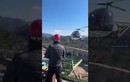 Khoảnh khắc hiếm: Ông chủ bay trực thăng phát cơm cho công nhân trên núi