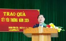 Chủ tịch VUSTA Phan Xuân Dũng trao quà Tết tại Hà Tĩnh