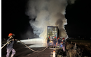 Xe container bất ngờ bốc cháy dữ dội trong đêm ở Hà Tĩnh