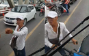 Video: Cận mặt kẻ nghi ngáo đá, chặn xe buýt trên cầu
