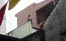 Video: Nghẹt thở cảnh 50 cảnh sát vây kẻ nghi ngáo đá cầm dao cố thủ trên nóc nhà