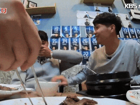 Video: Được đồng đội người Hàn nấu đồ ăn cho, Công Phượng xông tới hôn để trả ơn