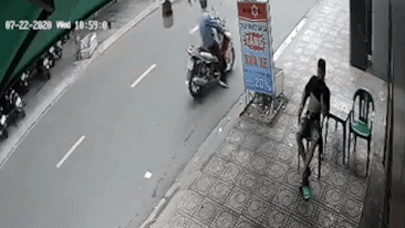 Video: Xe máy leo lề tông trúng người đàn ông ngồi ở vỉa hè 