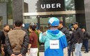 Tài xế kéo đến văn phòng Uber ở Hà Nội, hãng khóa cửa
