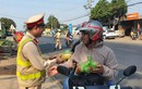CSGT Đắk Lắk tặng quà hỗ trợ người dân về quê đón Tết