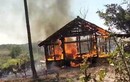 Bộ đội giúp gia đình khó khăn dựng lán tạm khi nhà cháy rụi