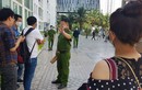 Cảnh sát 'nhập vai' tiến sĩ Bùi Quang Tín trong buổi thực nghiệm lại hiện trường