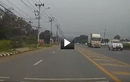 Video: Xe máy bùng cháy dữ dội, 2 thầy trò thoát chết