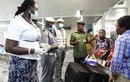 Một phụ nữ nghi nhiễm Ebola chết trên máy bay