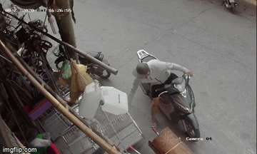Video: Nam thanh niên đi xe tay ga xịn thản nhiên trộm chuồng chó 