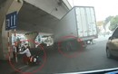 Video: Xe tải nổ lốp khiến người đi xe máy ngã xuống đường
