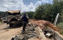 Hai thi thể mắc kẹt trong cabin xe tải lật ngang ở Bình Phước