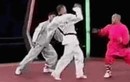Video: Nhà sư Thiếu Lâm tỉ thí cao thủ Taekwondo và cái kết bất ngờ