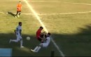 Cầu thủ tung cú đá “man rợ” đạp thẳng vào ngực đối thủ