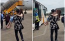 Cô gái đi cao gót được chồng bế lên máy bay, netizen tranh cãi