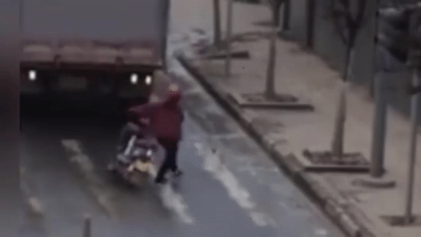 Xe tải lùi đột ngột, người phụ nữ vứt lại xe máy chạy thoát thân