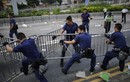 Cảnh sát Hồng Kông bắt đầu dỡ bỏ rào chắn biểu tình