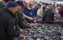 Mỹ: Mặc thảm sát, hội chợ bán súng vẫn đông vui