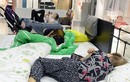 Ảnh: Dân Trung Quốc hồn nhiên ngủ tại cửa hàng nội thất