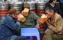 Độc đáo văn hóa uống bia ở Việt Nam trên báo Tây 