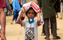 Video: Người dân vượt 10 km đường rừng để nhận hàng cứu trợ