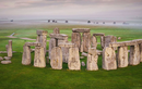 Những tảng đá ở di tích Stonehenge được dựng lên với mục đích gì?