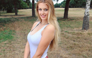 Nữ golf thủ thích mặc áo khoét sâu xinh đẹp nhất nước Anh